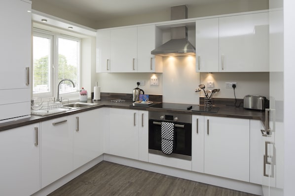 Full-size fridge, microwave, oven, stovetop - Beneficial House by House of Fisher (Bracknell)