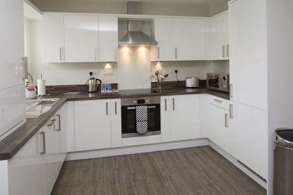 Lyxlägenhet - 2 sovrum | Värdeförvaringsskåp på rummet, skrivbord och strykjärn/strykbräda