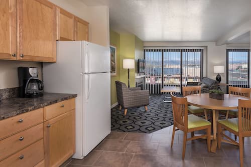 Full-size fridge, microwave, oven, stovetop