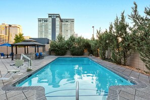 حمّام سباحة خارجي موسمي، مظلات على حمّام السباحة، مقاعد للتشمس