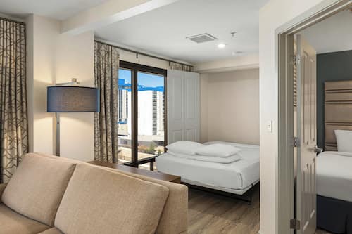 Luxe beddengoed, een kluis op de kamer, verduisterende gordijnen