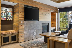 TV de tela plana, lareira