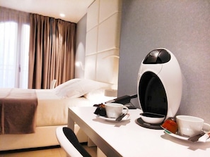 Minibar, in-room safe