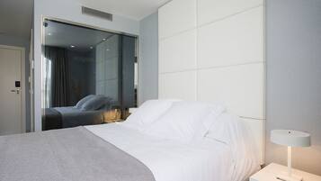 Minibar, in-room safe