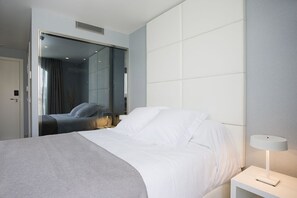 Minibar, in-room safe