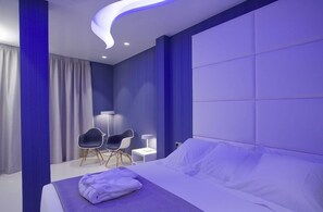 Minibar, in-room safe