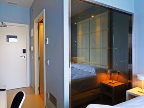 Minibar, in-room safe
