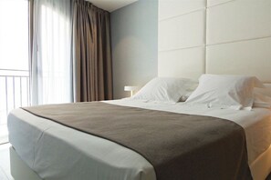 Bar mini, peti besi dalam bilik 