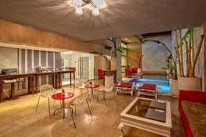 Petit déjeuner et déjeuner servis sur place, spécialités Cuisine locale