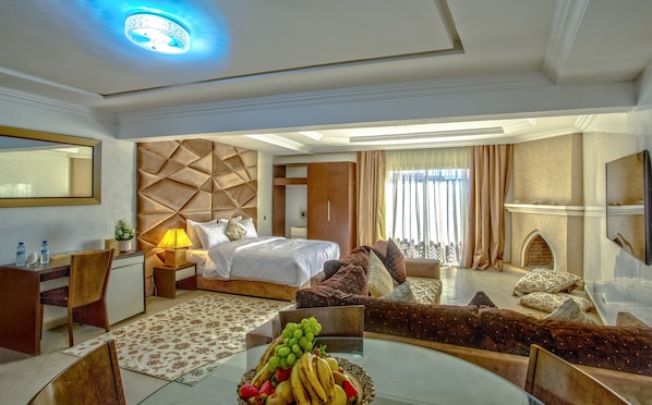 Deluxe Suite | In-room safe, desk, soundproofing, free cots/infant beds