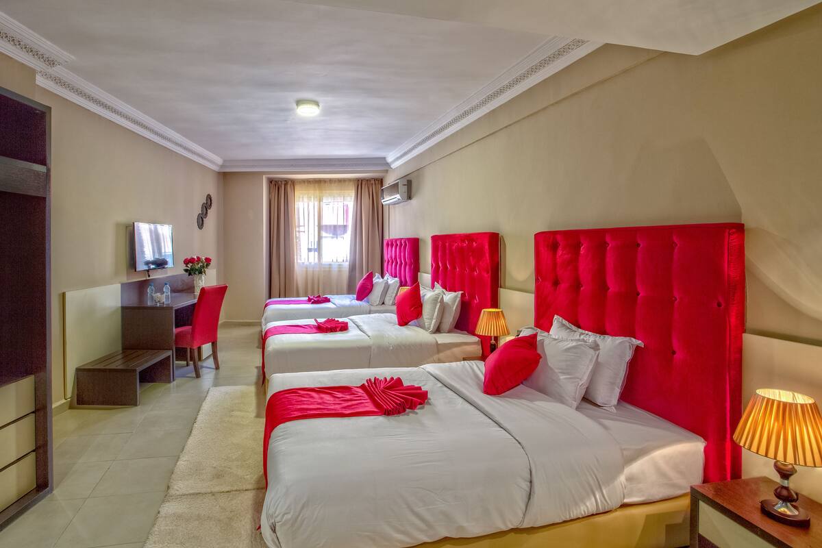 Triple Room, Berbilang Katil | Peti besi dalam bilik, meja, kalis bunyi, katil bayi/kot (percuma)