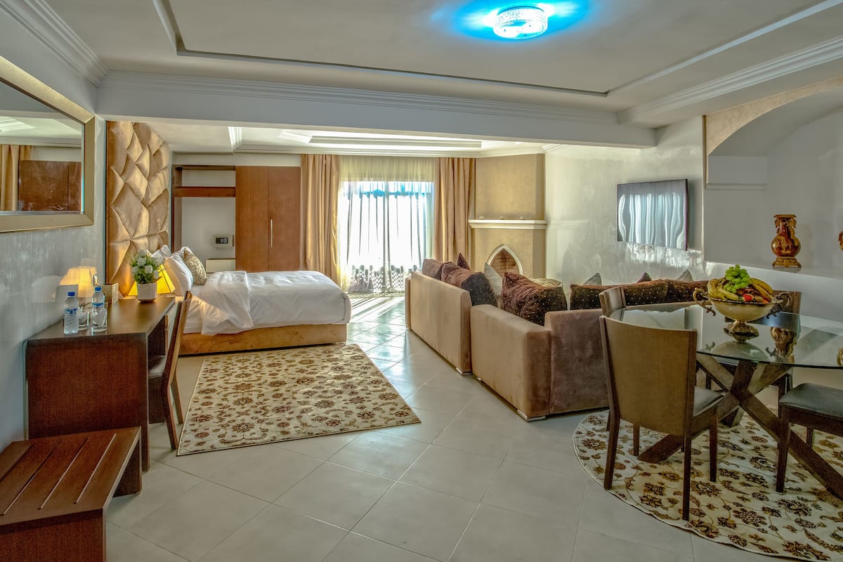 Deluxe Suite | Peti besi dalam bilik, meja, kalis bunyi, katil bayi/kot (percuma)