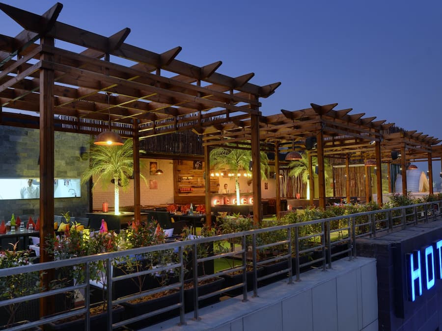 Swim-up bar