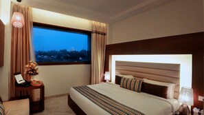 Egyptian cotton sheets, premium bedding, Select Comfort beds, minibar - Hotel Alleviate (Agra)