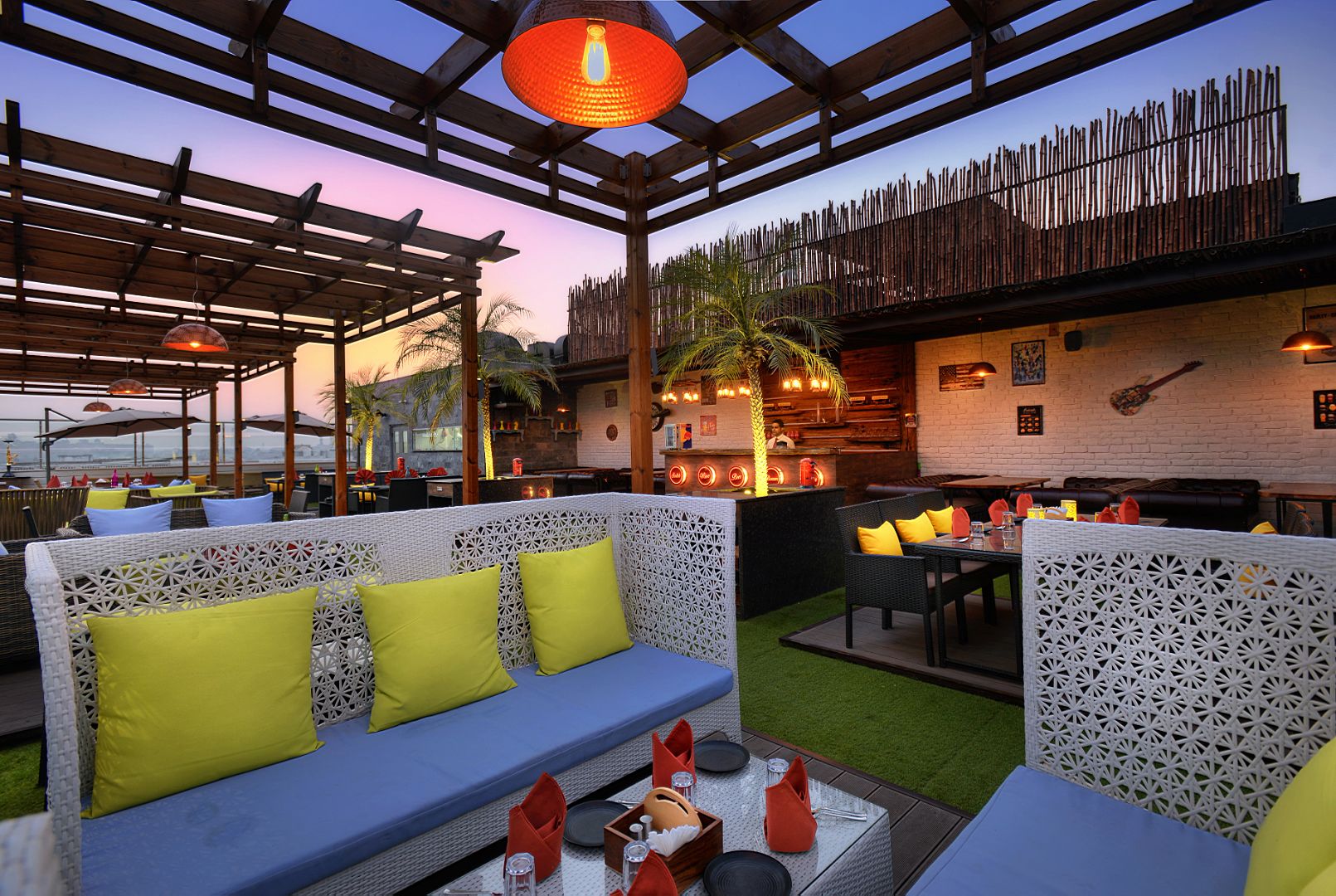 Swim-up bar