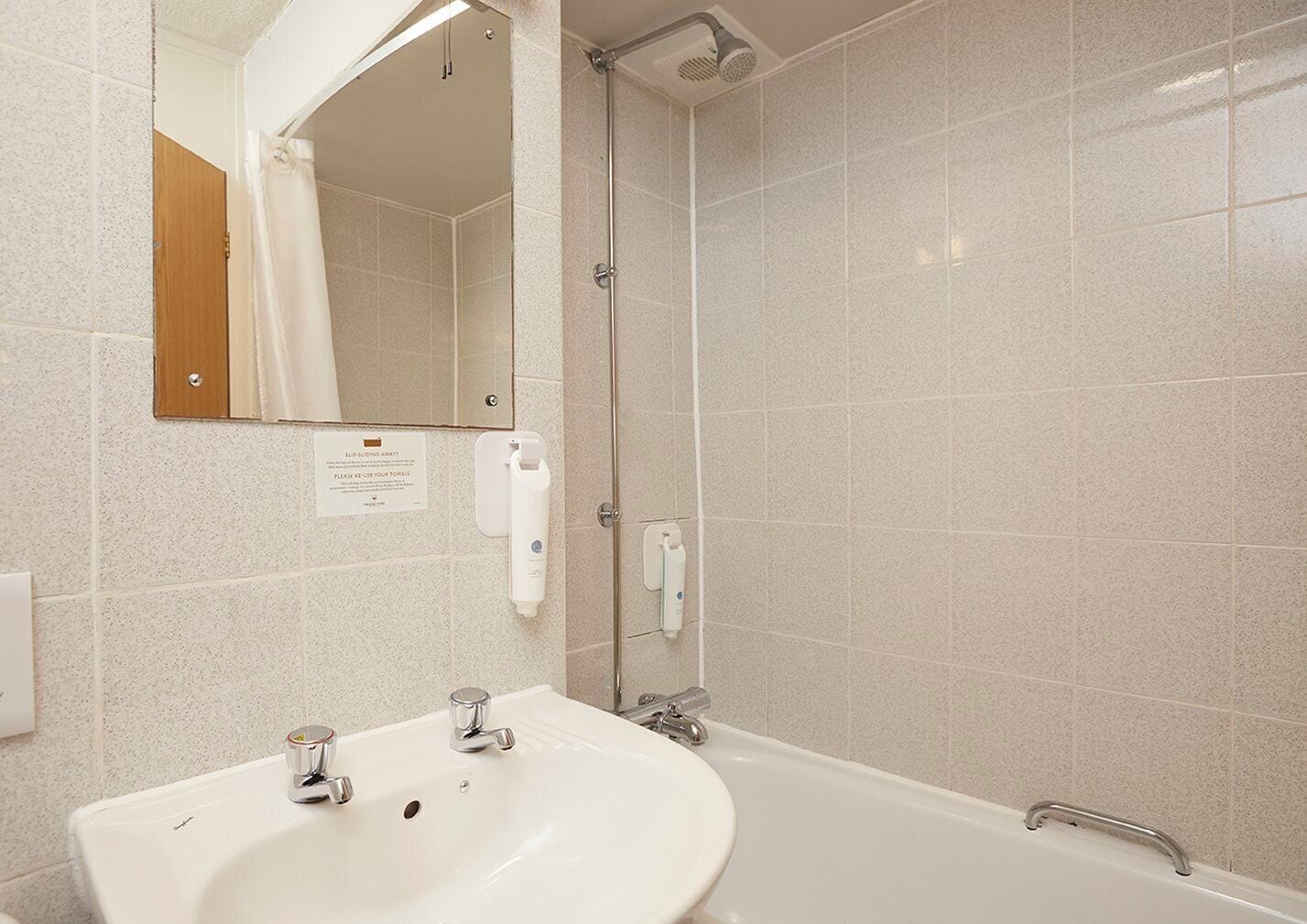 Twin Room | Bathroom | Combined shower/bathtub, hair dryer, towels