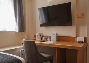 Een strijkplank/strijkijzer, gratis wifi, beddengoed