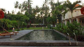 2 piscinas al aire libre, sombrillas, sillones reclinables de piscina