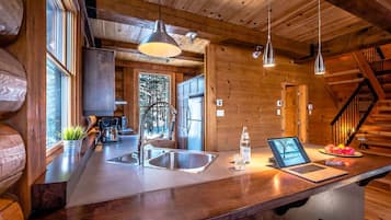 Chalet, 4 habitaciones, hidromasaje | Área de sala de estar | Televisión de pantalla plana y reproductor de DVD