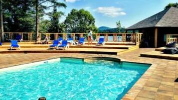 Alberca al aire libre y alberca climatizada