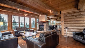 Chalet, 5 habitaciones, hidromasaje | Área de sala de estar | Televisión de pantalla plana y reproductor de DVD