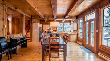 Chalet, 5 Bedrooms | In-room dining