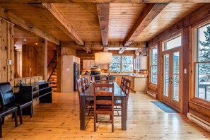 Chalet, 5 slaapkamers | Dineren op de kamer