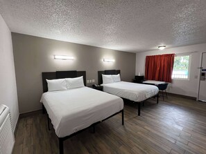 Desk, free WiFi, bed sheets - Motel 6 Orange, CA - Anaheim (Orange)