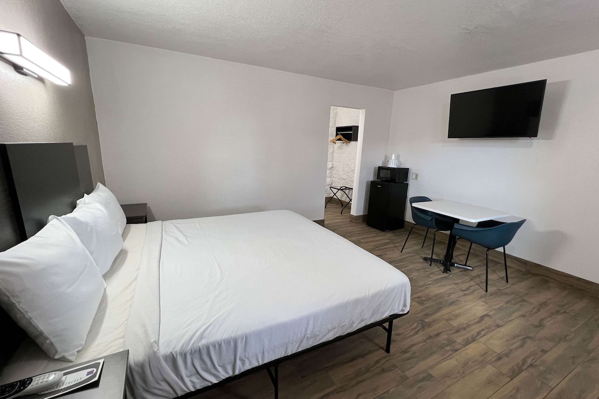 Een bureau, gratis wifi, beddengoed