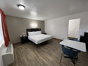 Escritorio, wifi gratis y ropa de cama 