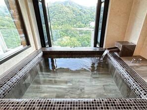 Separate tub and shower, free toiletries, hair dryer, slippers - Condominium Hotel Garland Court Usami (Ito)
