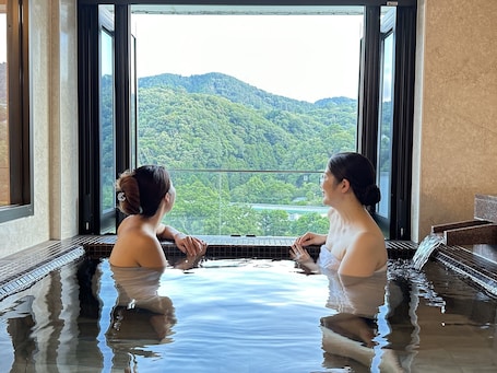 Separate tub and shower, free toiletries, hair dryer, slippers. Condominium Hotel Garland Court Usami