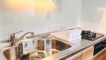 Habitació amb dos llits individuals bàsica, no fumadors, vistes a la muntanya (with Kitchen,42sqm) | Cuina privada | Frigorífic gran, microones i placa de cuina