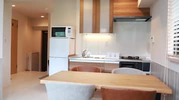 Habitació amb dos llits individuals bàsica, no fumadors, vistes a la muntanya (with Kitchen,42sqm) | Decoració individual, mobiliari individual i planxa i posts de planxar