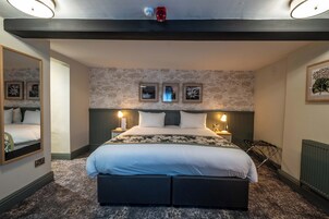 Escritorio, cortinas blackout y tabla de planchar con plancha