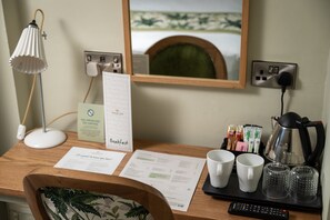 Family Room Sleeps 4 | Desk, blackout drapes, iron/ironing board, free WiFi - Rockingham Arms by Greene King Inns (Rotherham)