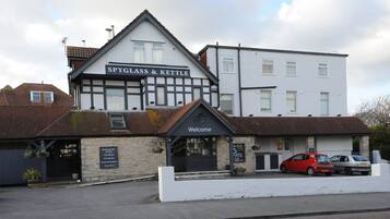 Vista frontal de la propiedad