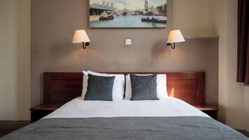 Habitación doble estándar | Escritorio, tabla de planchar con plancha, wifi gratis y ropa de cama