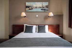 Standard-Doppelzimmer | Schreibtisch, Bügeleisen/Bügelbrett, kostenloses WLAN