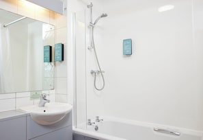 Double Room | Bathroom | Combined shower/tub, hair dryer, towels - Windmill Farm by Greene King Inns (Lincoln)