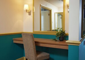 Habitació doble familiar | Escriptori, cortines opaques i planxa i posts de planxar 