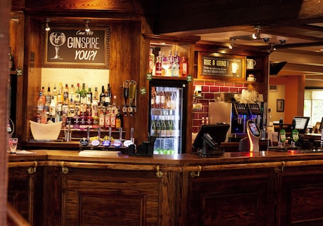 Bar (en la propiedad). Windmill Farm by Greene King Inns