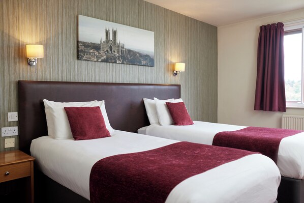 Tvåbäddsrum | Skrivbord, mörkläggningsgardiner och strykjärn/strykbräda