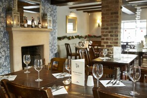 Lunch and dinner served, British cuisine