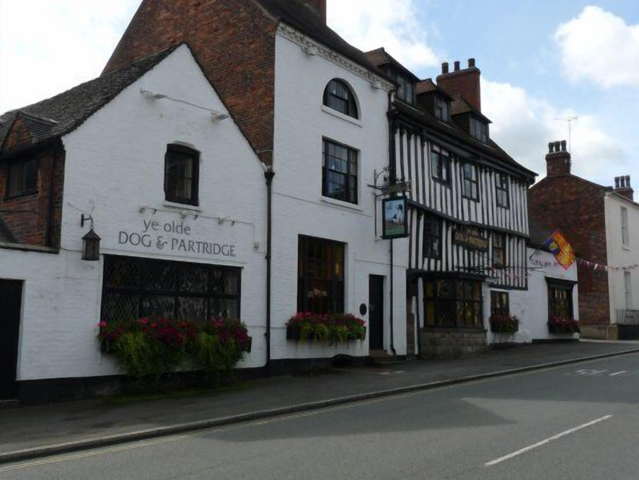 Un pub tradicional con un letrero que dice "Ye Olde DOG & PARTRIDGE".