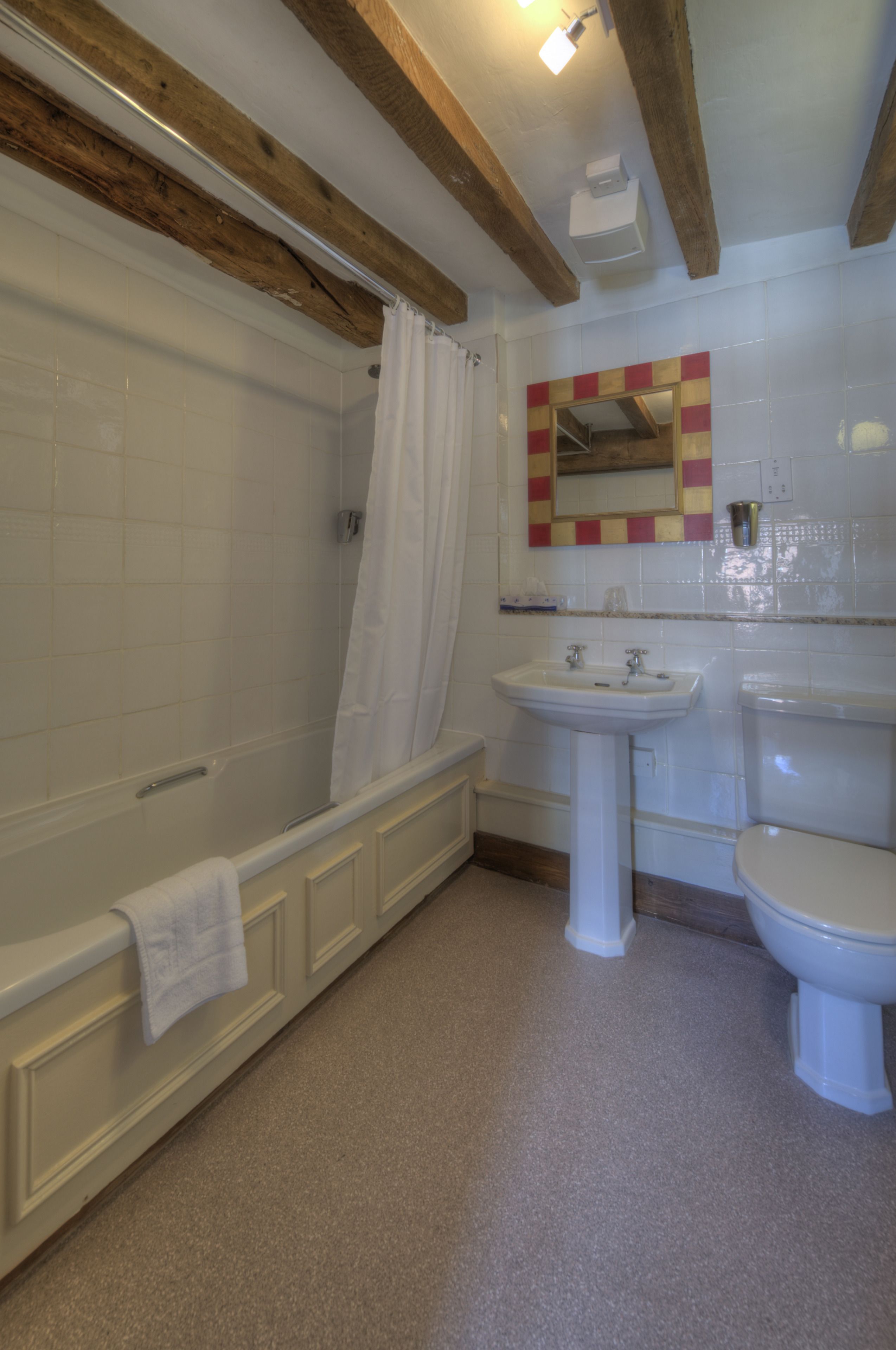 Une salle de bain avec une baignoire, un lavabo et des toilettes.