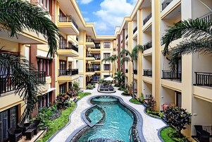 4 piscinas al aire libre, sombrillas