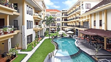 4 utendørsbassenger og bassengparasoller