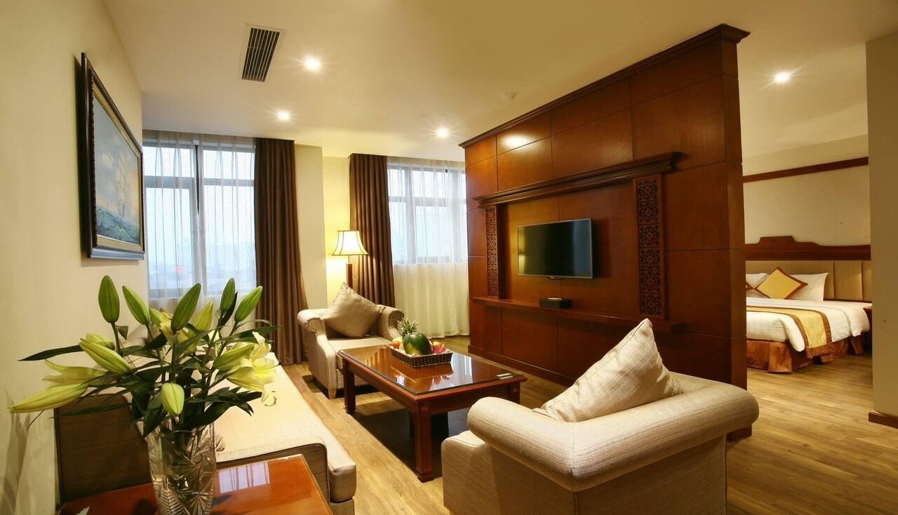 Suite, pemandangan kota | Minibar, brankas, setrika/meja setrika, dan Wi-Fi gratis