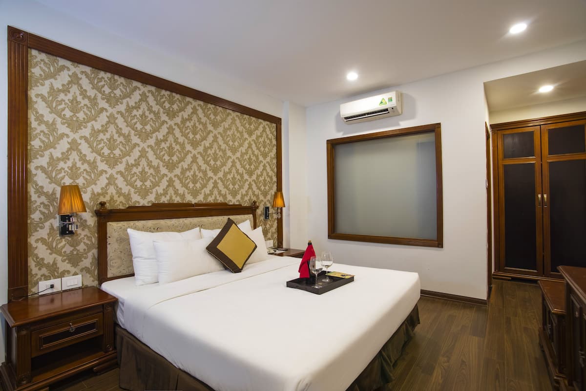 Superior Room | 1 bedroom, minibar, in-room safe, iron/ironing board